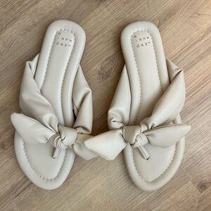✨NWOT Flip Flops